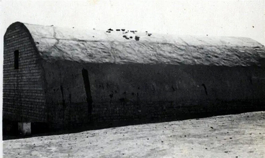 Mass grave for Farhoud victims, 1945   צלם: מרדכי בן צור באדיבות מוזיאון מורשת יהדות בבל, אור יהודה