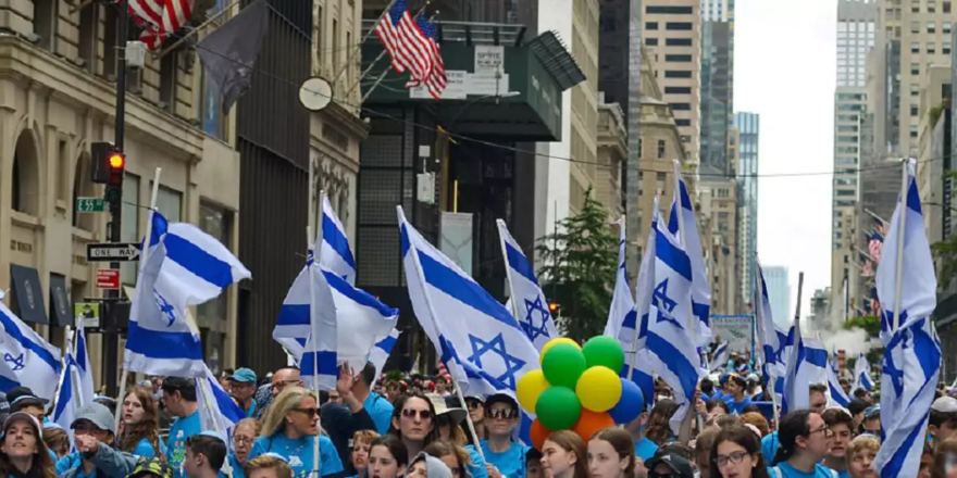 Participants march way up Fifth Avenue in New York City during the annual Israel Day Parade on June 4, 2023 | Photo: Getty Images / Ryan Rahman